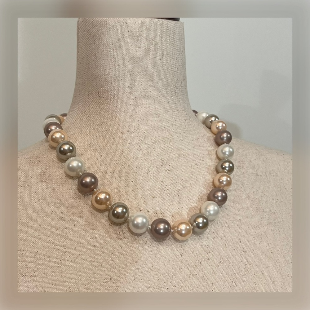 IRIS & LILY Multicolored Mother of Pearls Necklace